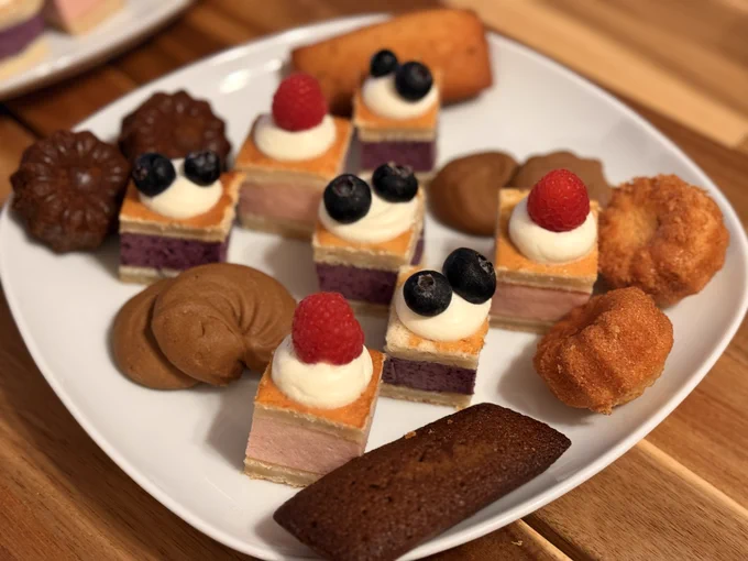2種のプチケーキ(ストロベリー&ラズベリーとブルーベリー)、フィナンシェ(レモンとキャロブ)、そして初挑戦の絞り出しキャロブクッキー