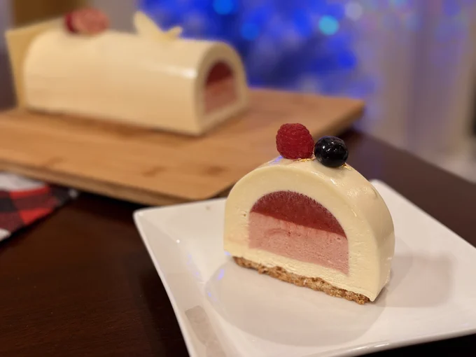 レアチーズムースブッシュドノエル(ストロベリー&ラズベリー)
