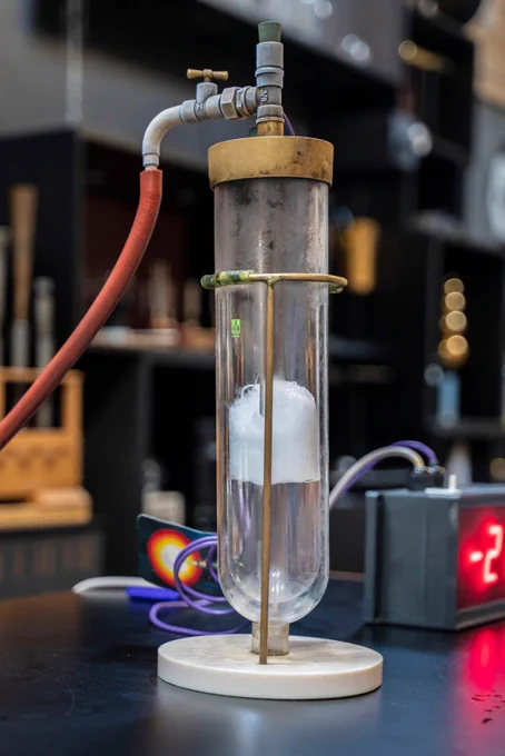 Le triple état de la matière avec de l'azote : liquide en bas, solide (glace) au milieu et gazeux au dessus.