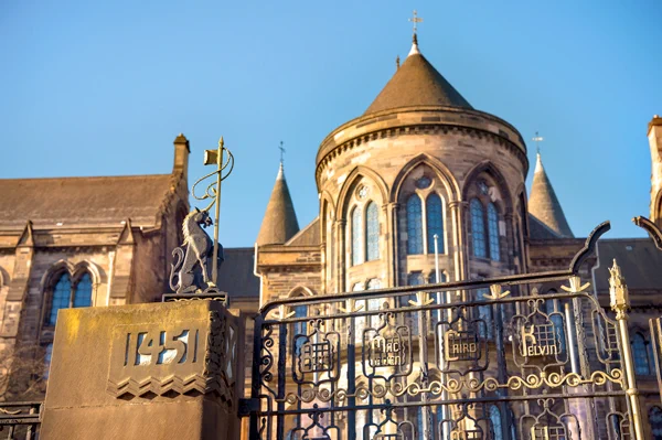 The exterior of the Hunterian Museum behind the Memorial Gate.
