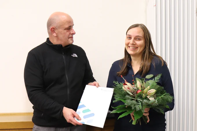 Dr. Anna Sophia Kirstein wurde für ihre Forschung in der Kinder- und Jugendmedizin von Prof. Ingo Bechmann, Dekan der Medizinischen Fakultät, mit dem Graduierten-Stipendium der Novartis-Stiftung ausgezeichnet. Foto: Ina Würfel
