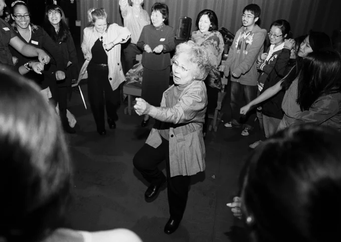 Shigeko Sasamori with NYC Students at Hunter College. Photo by Paule Saviano. https://www.paulepictures.com/main.html