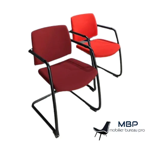 Apportez confort et élégance à votre espace de travail avec la chaise de bureau Sesta Q-easy. Conçue pour offrir un accueil optimal à vos visiteurs, elle allie design moderne et ergonomie.

Design moderne et fonctionnel : La chaise Sesta Q-easy se distingue par son style épuré et ses lignes contemporaines, avec des accoudoirs rouges apportant une touche dynamique et chaleureuse à l'ensemble.
Confort optimal : Son assise ergonomique et son dossier légèrement incliné assurent une position de détente agréable pendant de longues périodes.
Accoudoirs rouges : Les accoudoirs sont non seulement un atout esthétique mais aussi pratiques, apportant un soutien supplémentaire pour les bras.
Polyvalente : Parfaite pour les espaces d'accueil, les salles de réunion ou comme chaise d'appoint, elle s'intègre aisément dans différents environnements professionnels.
Disponible en plusieurs coloris et modèles, la chaise Sesta Q-easy est un choix parfait pour allier confort et esthétique dans votre bureau.