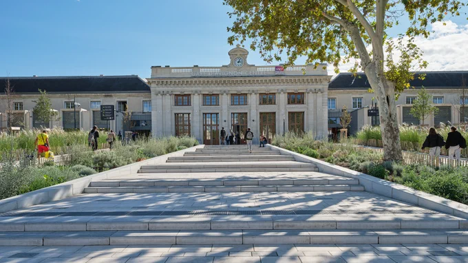 Crédits _ AREP _ Visualimmo _ SNCF Gares & Connexions
Parvis de la gare d'Avignon Centre