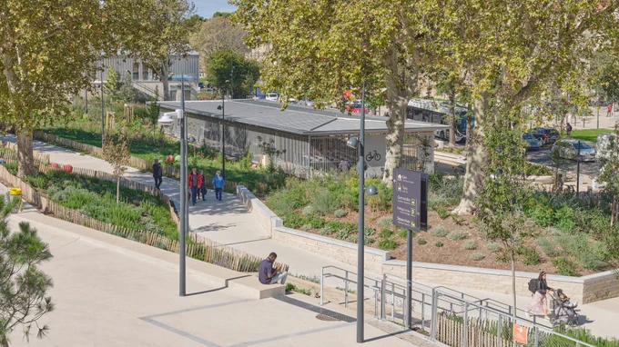 Crédits _ AREP _ Visualimmo _ SNCF Gares & Connexions
Parc à vélo sécurisé sur le parvis de la gare d'Avignon Centre