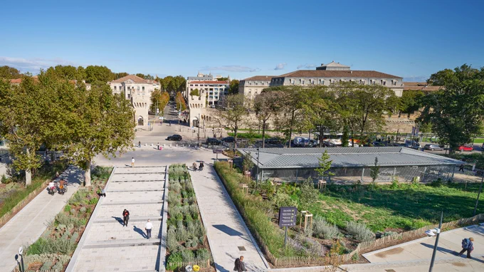 Crédits _ AREP _ Visualimmo _ SNCF Gares & Connexions
Vue sur la ville d'Avignon depuis le parvis de la gare d'Avignon Centre