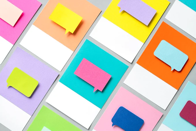Buntes Papier mit Sprechblasen
Quelle: Freepik/rawpixel.com