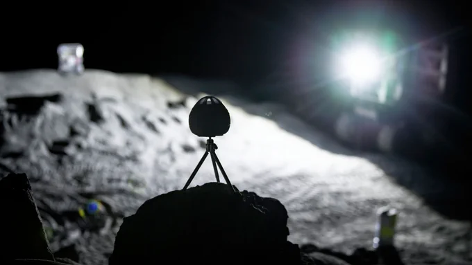 Sensor-Eier als Netzwerk-Teilnehmer in der LUNA-Halle

Die Teilnehmer im Netzwerk geben Informationen an die Nachbarn weiter. Darüber werden die genauen Positionen der Teilnehmer bestimmt. Rund 50 Sensoren, zum Beispiel diese Sensor-Eier, wurden dazu in der LUNA-Halle verteilt.