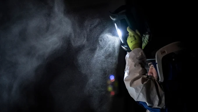 Mondstaub im Schein einer Lampe in der LUNA-Halle

Durch die Bewegung der Teilnehmer wird Regolith-Simulat („Mondstaub“) in der Halle aufgewirbelt. Die Mischung hat ähnliche chemische, physikalische und geotechnische Eigenschaften wie der Regolith, der mit den Apollo-Missionen zur Erde gebracht wurde.