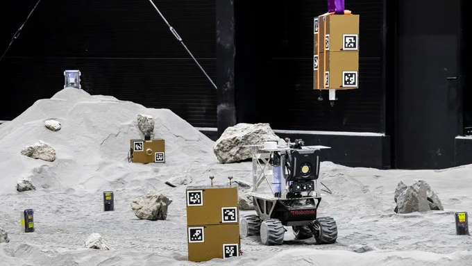 Goldfarbene Pakete in der LUNA-Halle

Das DLR-Institut für Kommunikation und Navigation hat in der LUNA-Halle ein Experiment durchgeführt, bei dem sich Nutzlast-Boxen, Sensoren und Rover zu einem Schwarmnavigationsnetzwerk verbinden.