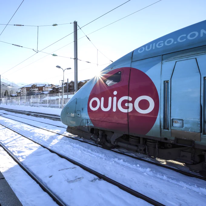 Photo d'un TGV OUIGO à Bourg Saint-Maurice avec les quais enneigés