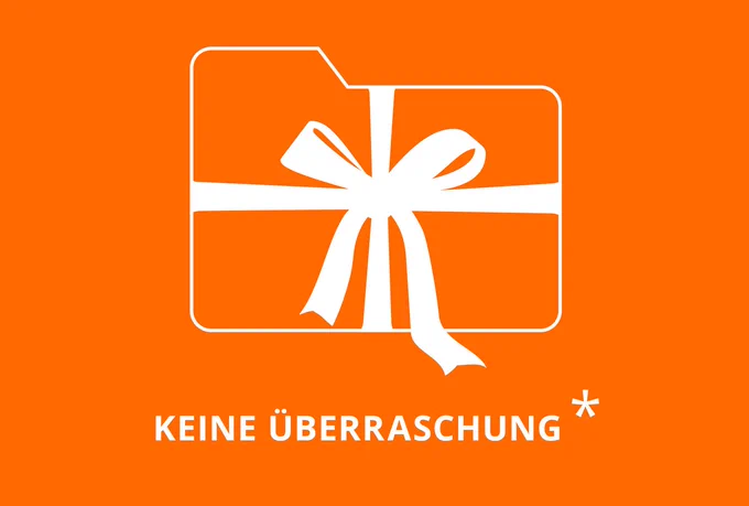 Orangefarbener Hintergrund, darauf weiße Schrift: Keine Überaschung und ein *. Darüber: Ein Paket mit Schleife, das die Form eines digitalen Ordners hat.
