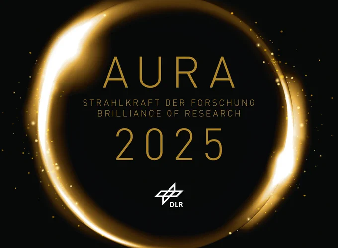 Der aufwendig veredelte Wandkalender des DLR für das Jahr 2025 steht unter dem Leitmotiv "AURA – Strahlkraft der Forschung". Die handverlesenen Aufnahmen aus unterschiedlichen DLR-Forschungsbereichen stehen stellvertretend für exzellente Forschungsprojekte und Missionen, die eine besondere Ausstrahlung besitzen.