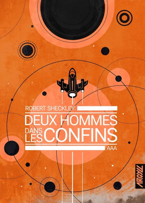 Couverture de la compilation française Deux Hommes Dans Les Confins de Robert Sheckley, de couleur dominante orange avec des silhouettes de planètes et d'un vaisseau spatial.