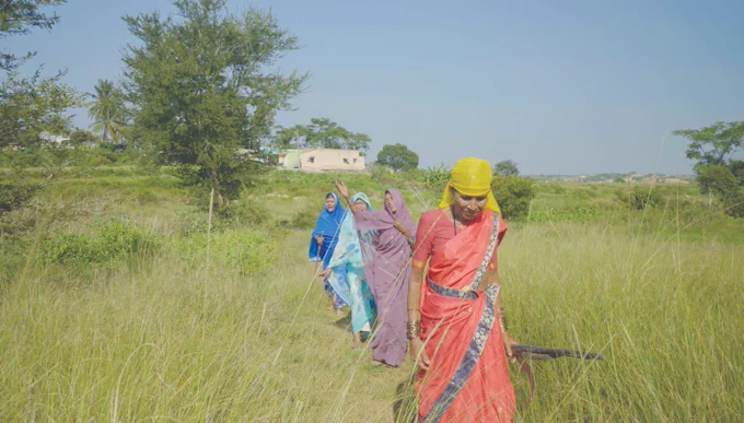 
📷 Lambani Women setting out to find the Niger flower as pictured in Culture Loss: The Loss of the Niger Flower by Anush Kumar / Quicksand, a chapter in Stories of Solastalgia by Land Body Ecologies.
© Photo Quicksand.