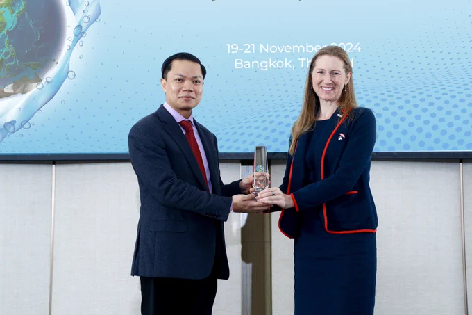 Linda McElroy, Deputy Mission Director of USAID’s Regional Development Mission for Asia handing the symbol of appreciation that reflects the acknowledgment of commitment and hard work to Dr. Anoulak Kittikhoun, CEO of the Mekong River Commission.