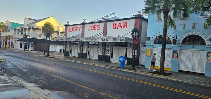 🌅 Loving the early morning walks down Duval Street in Key West as the sun rises. 🌴✨ Passing by Sloppy Joe’s and reminiscing about the great time we had there last night. The calm morning vibes are the perfect contrast to last night’s fun! Who else loves starting their day like this? 💛🍹 

#KeyWestMornings #DuvalStreetVibes #SloppyJoesMemories #IslandLife #FloridaKeysMagic #SloppyJoesBar #KeyWest