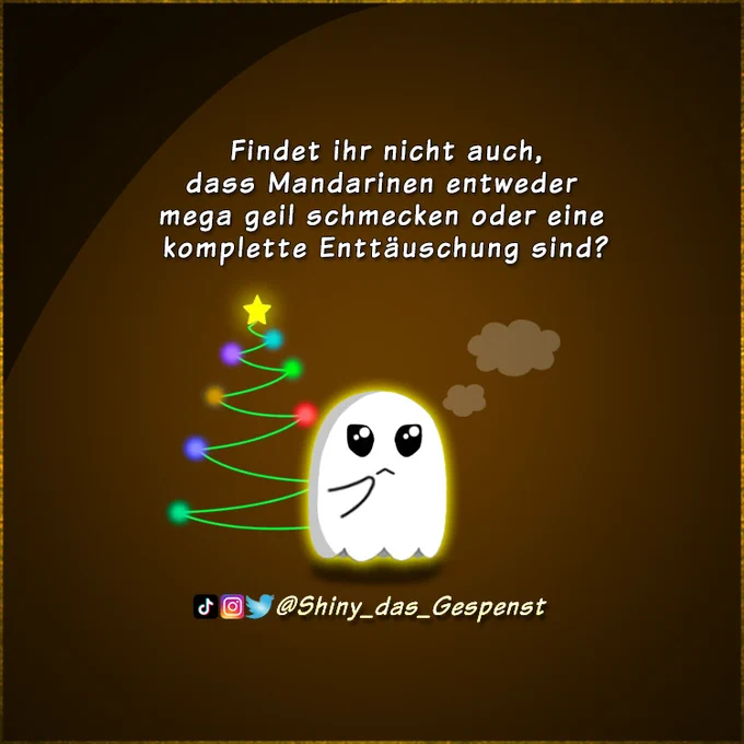 Findet ihr auch, dass Mandarinen entweder mega geil schmecken oder eine komplette Enttäuschung sind? Das kleine Gespenst steht vor einem geschmückten Weihnachtsbaum und blickt nachdenklich nach oben.