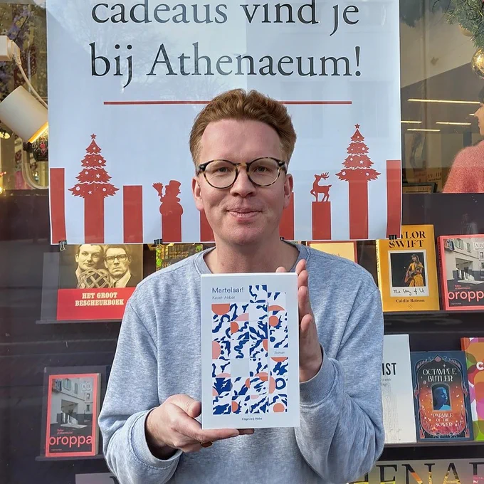 Boekverkoper Bob met Kaveh Akbars Martelaar!, een van de meest genoemde beste boeken van 2024