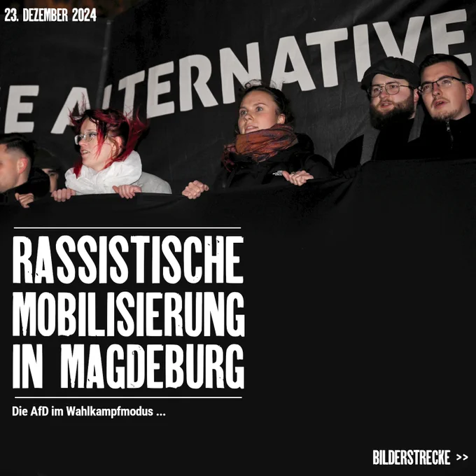 Vier Personen hinter einem schwarzen Transparent. Im Hintergrund befindet sich ein weiteres Transparent, auf welchem die Aufschrift "Alternative" zu lesen ist.