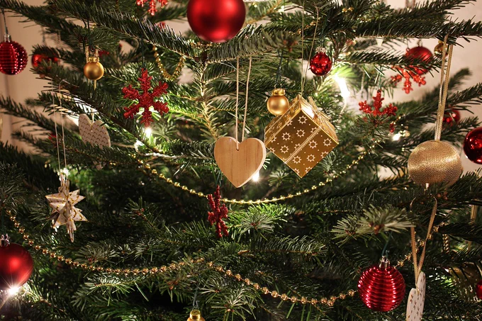 Geschmückter Weihnachtsbaum in Rot und Gold.
src.: https://pixabay.com/de/photos/weihnachten-hintergrund-2994875/