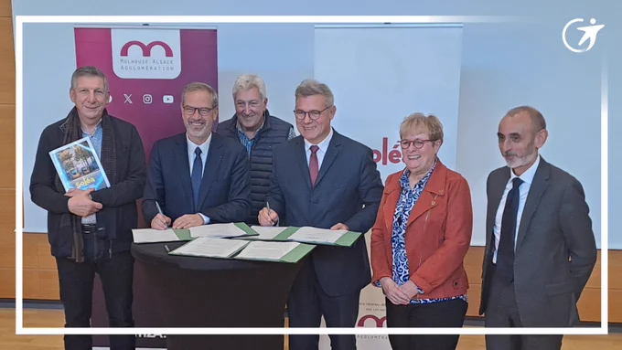 Mulhouse Alsace Agglomération (m2A) formalise ce jeudi 19 décembre 2024 la signature d’une nouvelle
convention de délégation de service public pour la gestion du service public de la mobilité urbaine avec Soléa
et le Groupe Transdev, opérateur majeur des mobilités. En présence de Fabian Jordan, Président de
Mulhouse Alsace Agglomération (m2A), et d’Edouard Hénaut, Directeur général France de Transdev, ce
partenariat renouvelé marque une nouvelle étape dans le développement d’une mobilité urbaine durable,
accessible et innovante pour le territoire.