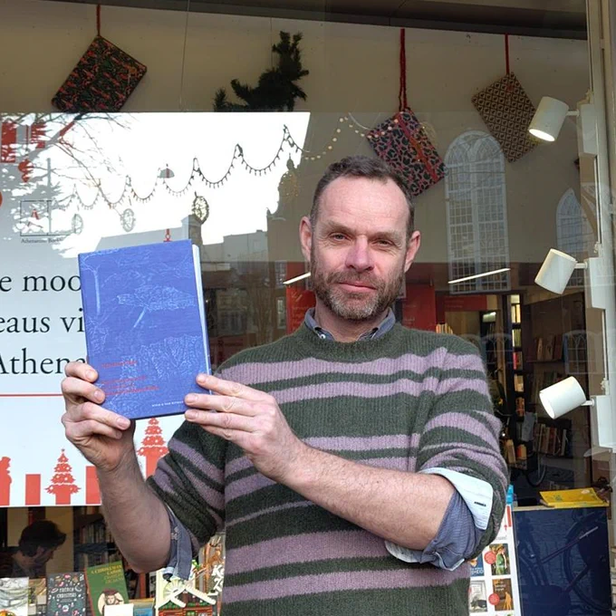 Boekverkoper Peter met Emile van der Staaks Plant voor Athenaeum Boekhandel Spui