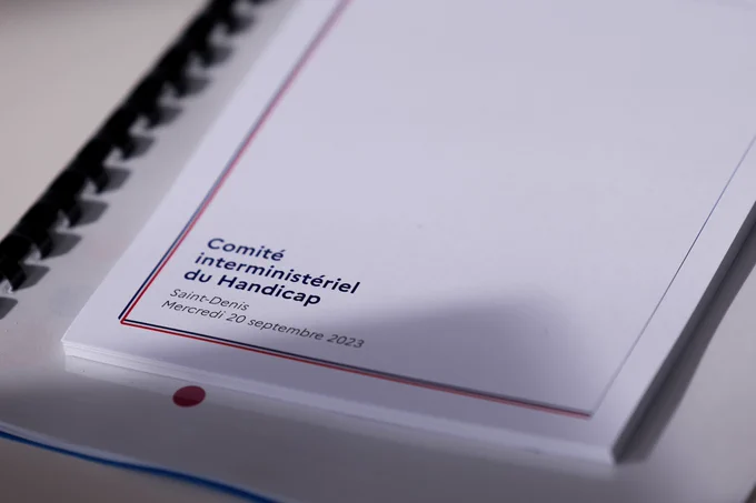 Bloc notes sur lequel figure la mention "comité interministériel du handicap - Saint-dénis - Mercredi 20 septembre 2023