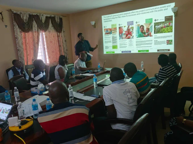 Facilitator (Tahir) explaining the tools and resources available on the Lives and Livelihoods Fund Hub.