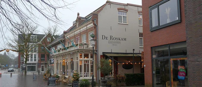 Gevel met erker van de oude Dorpsherberg De Roskam in de Dorpsstraat in Nunspeet onderweg met de wandelgids Wandelen in en rond kunstenaarskolonies.