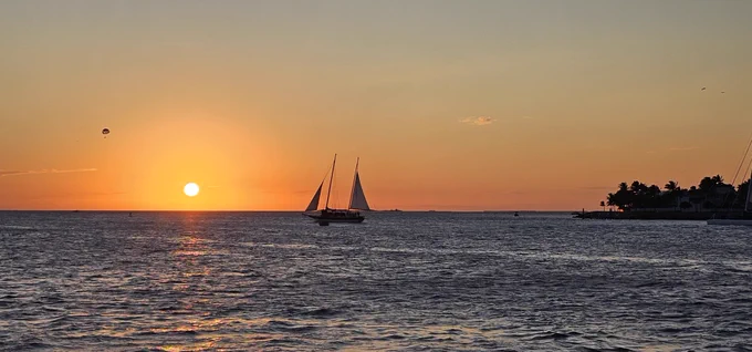 🌅 The sunsets in Key West never cease to amaze me. Every evening is a masterpiece of color and serenity, reminding us why this island is pure magic. 🌴✨ Who else feels inspired by these breathtaking views? Share your favorite sunset spot below! 💛 #KeyWestSunsets #IslandVibes #FloridaKeysMagic #ParadiseFound