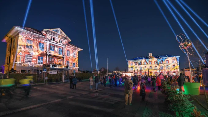 Beleuchtete Häuser und Lichtstrahlen in Murten (Bild: Region Murtensee)