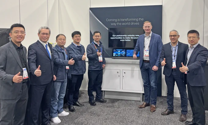Group photo of Mike Kunigonis with representativs from Tianma at CES.