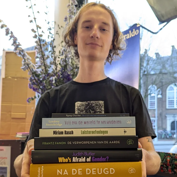 Boekverkoper Tomas met de beste filosofische boeken volgens Filosofie Magazine