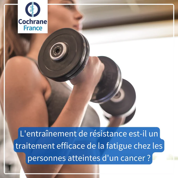 Femme blanche soulevant des poids de musculation