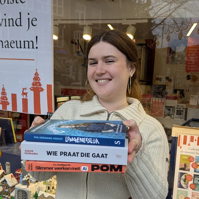 Boekverkoper Lieve met de top-3 van de Bestseller60