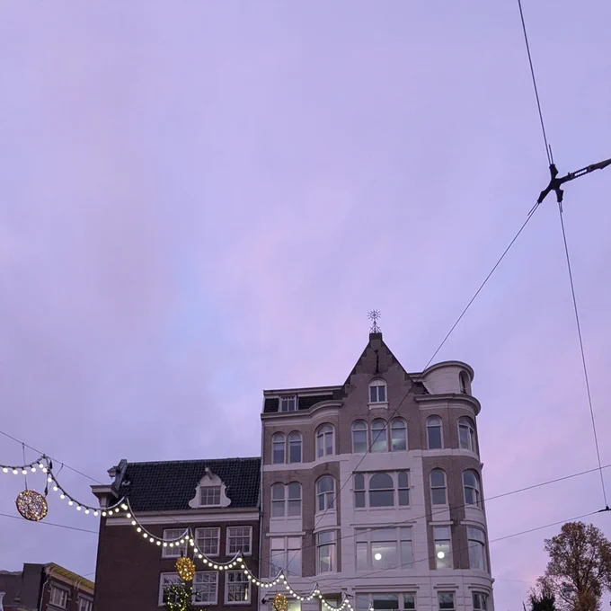 De paarse lucht boven Athenaeum Boekhandel Spui