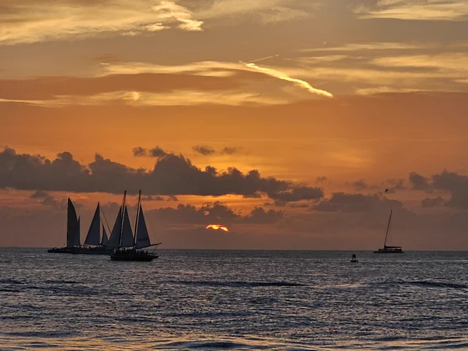 🌅 As the sun sets in Key West, the party begins! 🌴✨ The island comes alive with music, laughter, and unforgettable vibes. From Duval Street to the waterfront, there’s no better place to celebrate. Who’s ready for a night in paradise? 🍹🎶 #KeyWestSunset #IslandNights #DuvalStreetVibes #FloridaKeysMagic