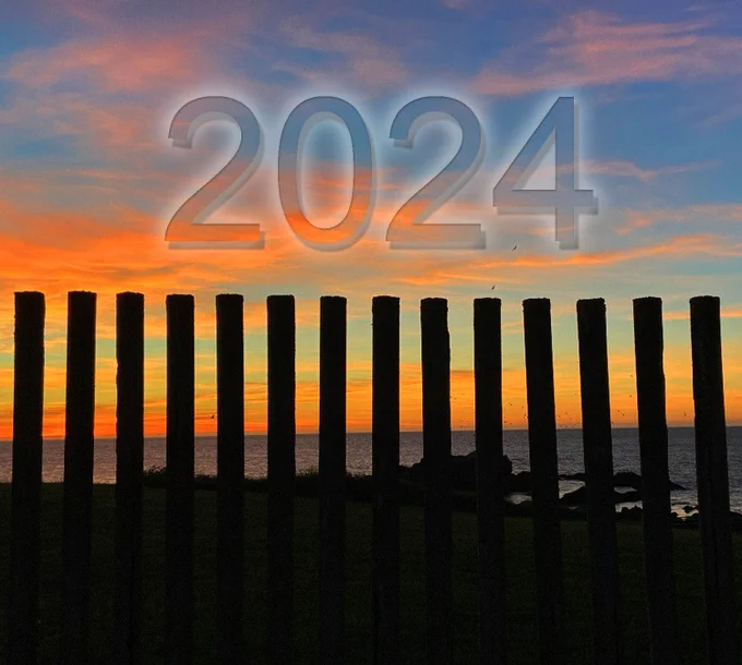 Puesta de sol en el mar, vista a través de la silueta de una hilera de estacas perfectamente simétricas. En el cielo el número 2024 se desvanece entre las nubes de color naranja.