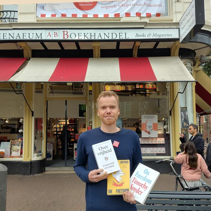 Boekverkoper Roel met Timothy Snyders' Over vrijheid / On Freedom