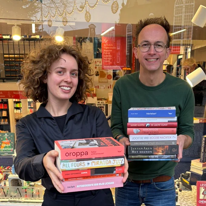 Boekverkoper Lotte met de meestgenoemde beste boeken van 2024, en Daan met enkele mindergenoemde beste boeken, voor Athenaeum Boekhandel Spui