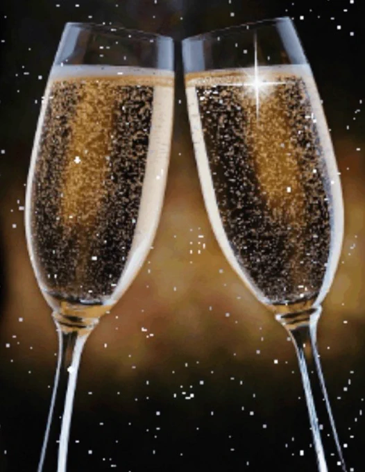Zwei unterm Sternenhimmel aneinanderstoßende Champagnergläser