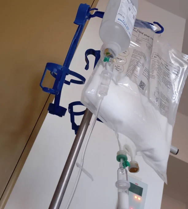 Ständer mit Equipment zur Vorbereitung auf die abendliche Chemo.
Dann Gute Nacht!