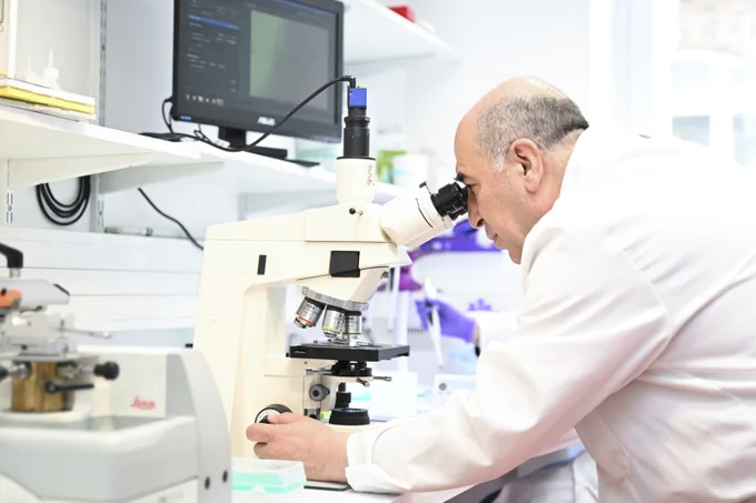 Pr Muhamed-Kheir Taha, responsable de l’unité Infections bactériennes invasives et du Centre national de référence des méningocoques et de Haemophilus influenzae (CNR) à l’Institut Pasteur. Observation au microscope de coupes de tissus infectés par le méningocoque. Crédit © Institut Pasteur/François Gardy
