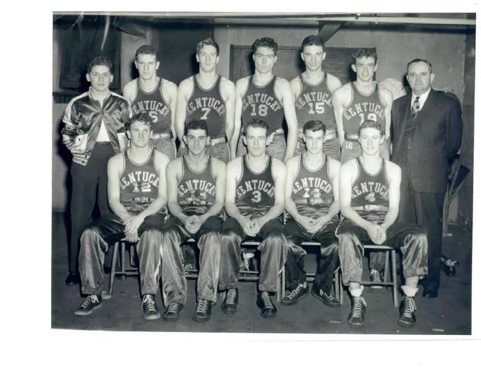 Black and white photo of the men's UK Wildcats basketball team 1943-44