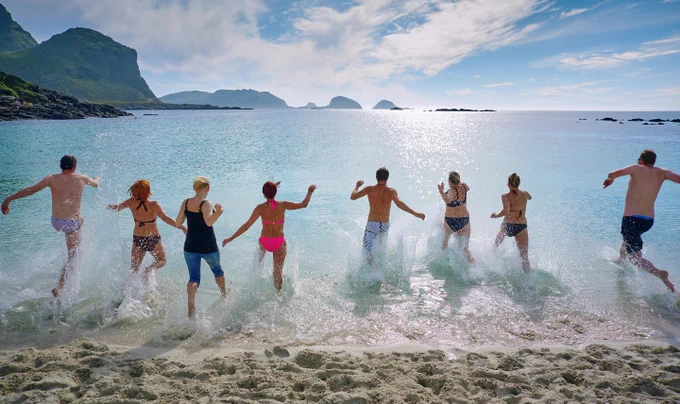 Des gens partent se baigner dans la mer. Photo d'illustration de Vidar Nordli-Mathisen sur Unsplash