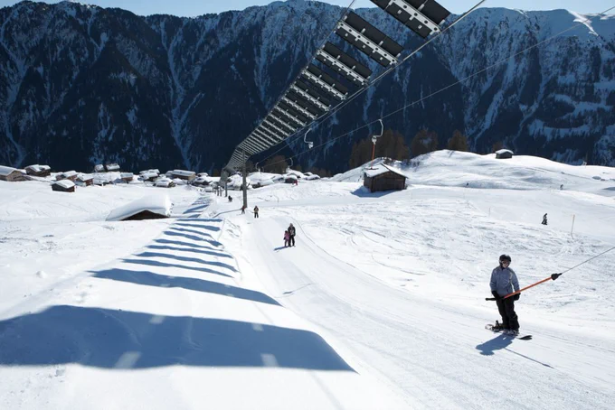 Solarskilift Tenna im Safiental - an Seilen montierte Photolvoltaikpanels über dem Lift (Bild: Schweiz Tourismus, Christof Schuerpf)