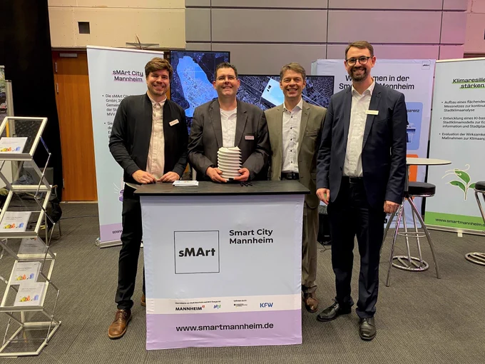 Von links nach rechts: Moritz Bischof, Sven Riffel, Dr. Robert Thomann und Johannes Müller am Stand der Smart City Mannheim beim Neujahrsempfang. 