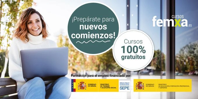 Chica con jersey de cuello alto blanco hace un curso online en un portátil sentada en un banco, en un ambiente de calidez invernal.