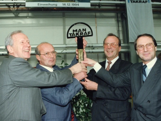 From left to right: Klaus von Dohnanyi (Chairman of the Supervisory Board), Franz Forsthoffer (Head of Production), Klaus Fortkord (Chairman of the Management Board) and Dr. Hans-Georg Vater (CEO MAN GHH) at the inauguration ceremony on December 14, 1994. 
